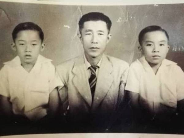 Gambar Simon (kiri) bersama mendiang bapa dan adiknya, Chai Sing Hee (kanan) ketika masih kecil.