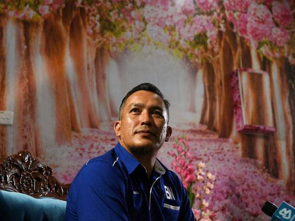 Calon BN, Mohd Sharim, ketika ini dilihat mendahului bukan sahaja dari segi aktiviti kempen tetapi juga penerimaan ditunjukkan pengundi dan penduduk di DUN Chini. - Foto Bernama