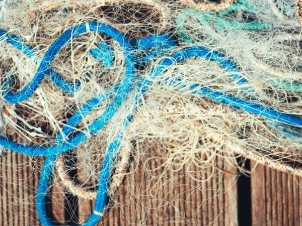 Seorang nelayan putus kaki kanan selepas terbelit pada tali pukat ketika menangkap ikan di Tanjung Sedili Besar. - Foto 123RF