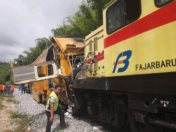 Kemalangan melibatkan dua kereta api kontraktor di Kilometer 260 kawasan landasan Chegar Perah pagi tadi.