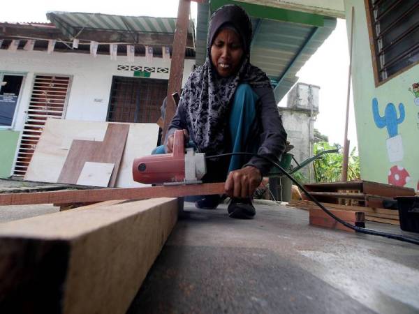 Musukubi memotong kayu untuk menghasilkan perkakas sekolah di Sekolah Rendah Islam Nur Ehsan (SERINE), Titi Gantung, ketika ditemui Bernama baru-baru ini. -Foto Bernama