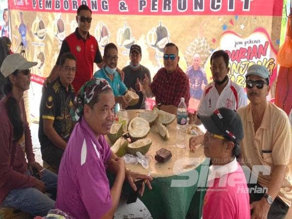 Mohd Shahrizal (berdiri) bergambar bersama Ketua Pemuda UMNO Selangor, Rizam Ismail (empat dari kanan) dan tetamu jemputan yang hadir pada Program Belasah Durian Silaturahim Pemuda UMNO Bahagian Tanjong Karang hari ini.