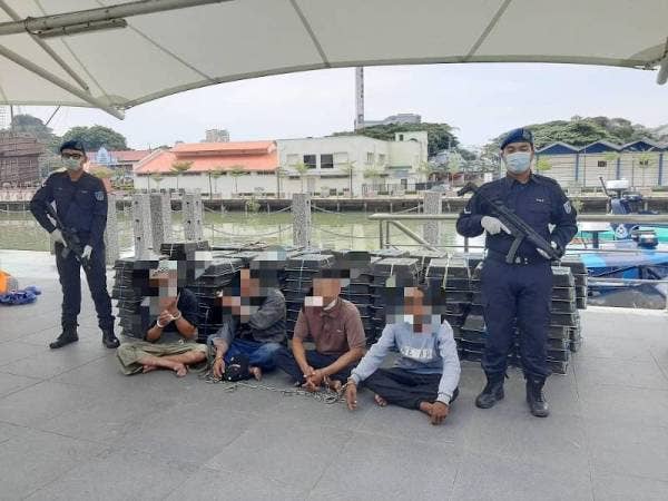 Empat lelaki termasuk tiga warga Indonesia ditahan lebih kurang 1.45 pagi tadi.