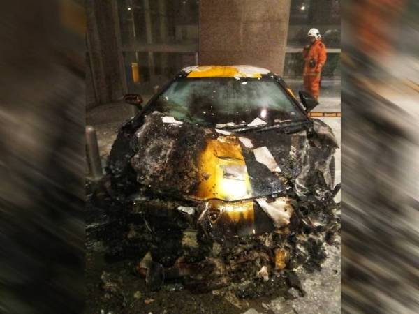 Lamborghini mengalami kerosakan teruk selepas terbakar di Pavilion Residences, Bukit Bintang, hari ini.
