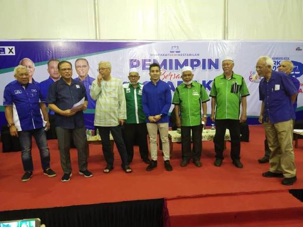 Wan Rosdy (dua dari kiri) bersama pimpinan UMNO, Pas dan Parti Pribumi Bersatu Malaysia (Bersatu) pada program pemimpin bersama masyarakat di Bandar Dara Chini di sini malam tadi.