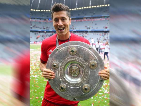 Lewandowski bersama perisai Bundesliga.