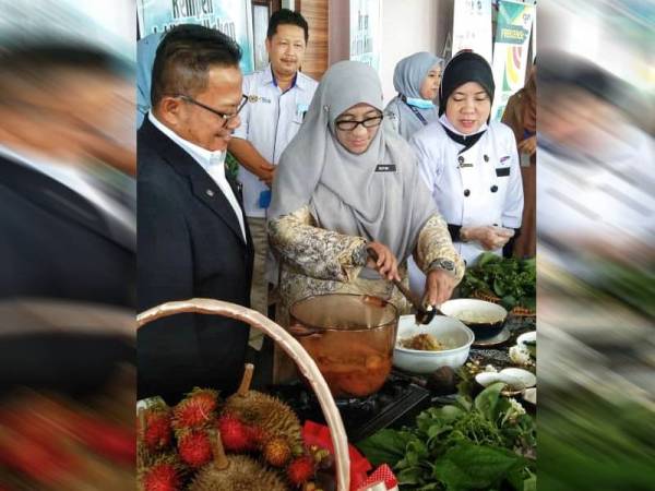 Isa (kiri) melihat Rafini menggaul nasi ulam.