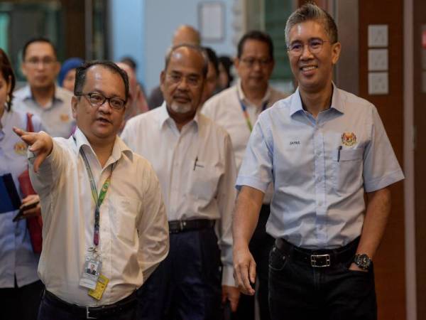 Tengku Zafrul (kanan) diiringi Pengerusi Kumpulan Prasarana, Datuk Seri Tajuddin Abdul Rahman (dua dari kiri) dan Muhammad Nizam (kiri) ketika melawat Ibu Pejabat Prasarana Malaysia Berhad di Menara UOA, Bangsar hari ini. - Foto Bernama