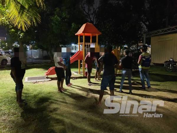 Seramai 11 lelaki dikompaun awal pagi tadi di Taman Bagan, Butterworth kerana tidak mematuhi Perintah Kawalan Pergerakan Pemulihan (PKPP).