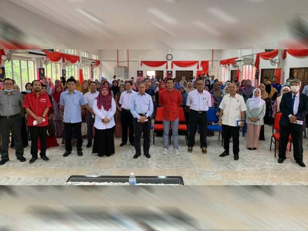 Mustapa (tengah) bergambar bersama wakil-wakil agensi dan peserta Empower ECER yang hadir di Pondok Moden hari ini.