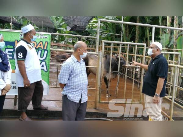 Mohd Zaki (kanan) menerangkan prosedur sembelihan yang akan dilakukan.