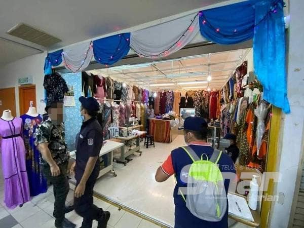 Anggota DBKL menjalankan pemeriksaan ke atas kedai jahit yang juga menjual pakaian di Plaza Idaman hari ini.