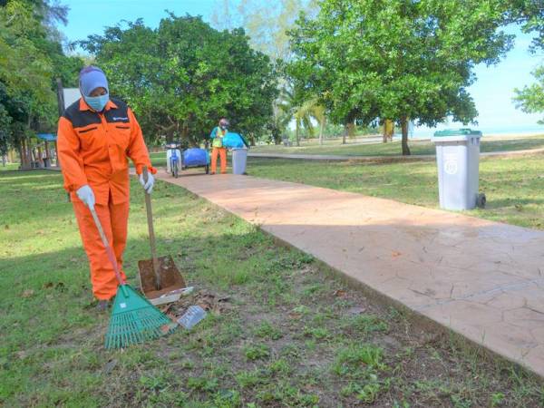 Menjadi rutin pekerja pembersihan SWM Environment Sdn Bhd untuk membersihkan kawasan sekitar pantai Port Dickson.