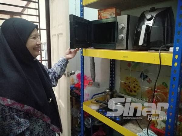 Norizzah menunjukkan perkakas elektrik termasuk dapur memasak elektrik yang sering digunakan di rumahnya di Taman Tasik Utama, Ayer Keroh.
