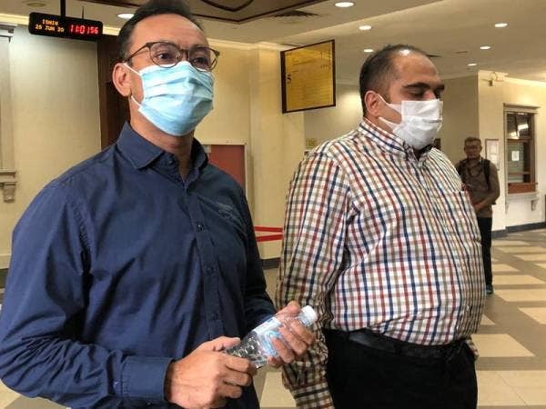 Rizalman (kiri) dan Mohd Rafi (kanan) hadir di Mahkamah Tinggi Kuala Lumpur selaku saksi pembelaan, hari ini.