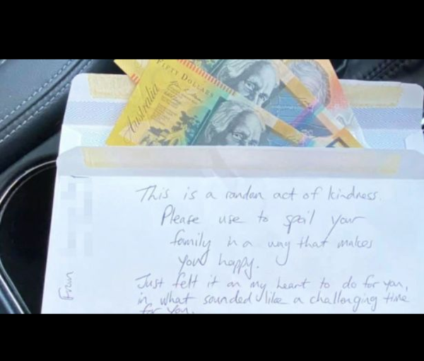 Jen Willis menemui wang terselit di pelindung matahari ruang pemandu. - Foto Mirror.co.uk