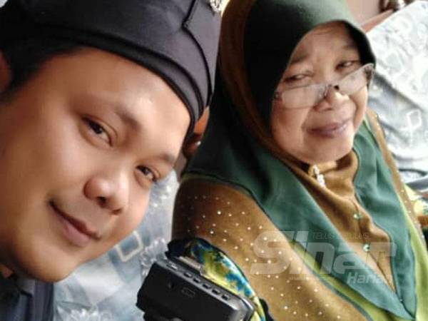 Mohd Shari bersama arwah ibunya.