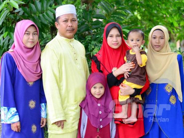 Allahyarham Suhaimi bersama isteri dan anak-anaknya.