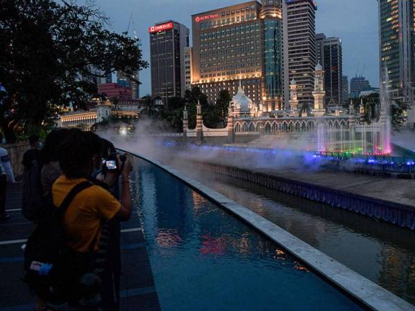 River of Life yang berlatar belakangkan rona biru dan terletak di kawasan Masjid Jamek dan Bangunan Sultan Abdul Samad merupakan lokasi yang sering dikunjungi para pelancong pada waktu malam kerana keunikannya ketika tinjauan malam ini.