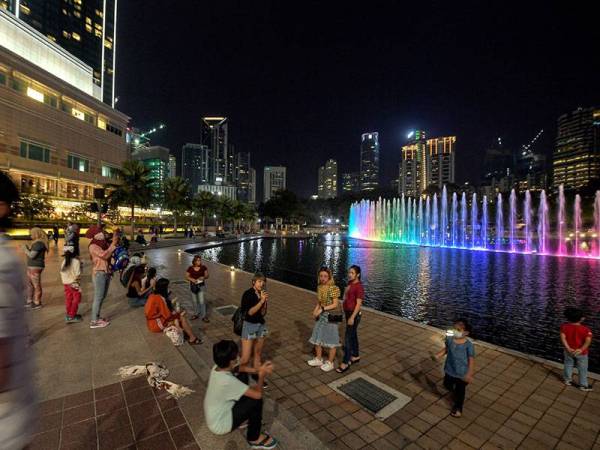 Formasi air pancut muzikal menjadi tumpuan sekumpulan pelancong yang dilihat sedang mengambil gambar di kawasan Taman Simfoni Suria KLCC ketika tinjauan malam ini.