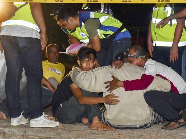 Sebahagian daripada 12 mangsa bot terbalik yang terselamat tiba di Jeti Pengkalan Kuala Kemasin hari ini. - Foto Bernama