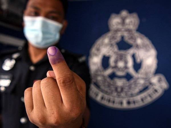 Koperal Muhamad Muhaidin menunjukkan jari yang sudah dicelup dakwat selepas mengundi awal bagi PRK DUN Chini di Balai Polis Chini, Pusat Bandar Dara Felda Chini hari ini. Foto: Bernama