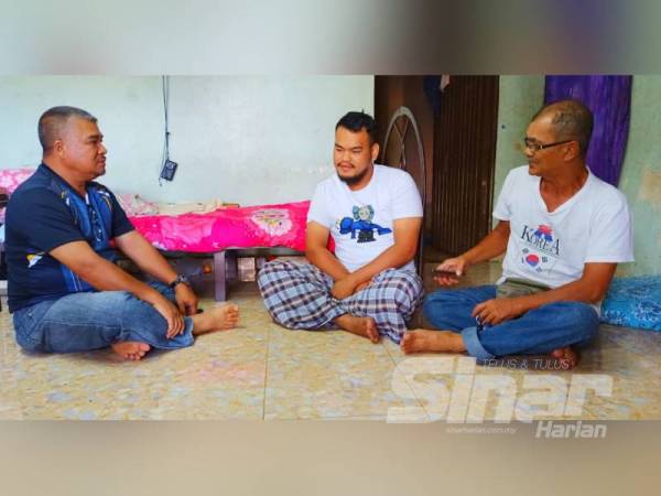 Muhammad Faris (tengah) menerima kunjungan daripada sanak saudara yang bertanyakan khabar keadaannya di Kampung Padang To'La.