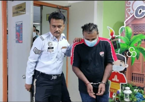 Surintheran dibawa keluar dari mahkamah selepas mengaku tidak bersalah di Mahkamah Majistret, hari ini.