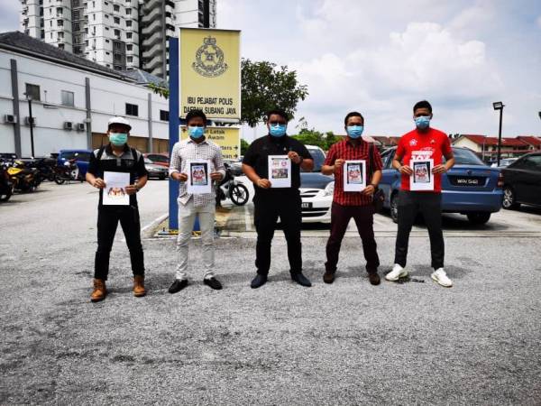Haszrilhafizi (tengah) selepas membuat laporan polis di IPD Subang Jaya.