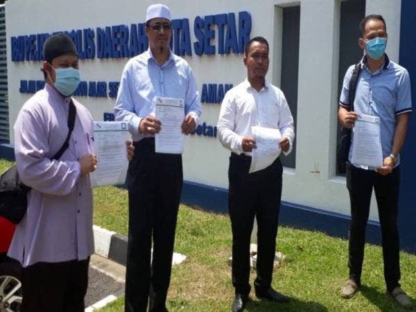 Dari kanan, Kok Thiam, Abdul Hadi dan Nurul Amin menunjukkan laporan polis yang dibuat di IPD Kota Setar, hari ini.