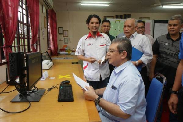 Saifuddin ketika melawat pusat media selepas Majlis Makan Tengah Hari Bersama Media dan Lawatan Rasmi Ke Pusat Media PRK DUN Chini di Pekan.
