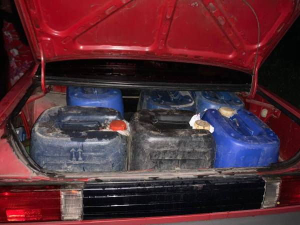 Seorang lelaki meninggalkan kereta yang membawa 420 liter petrol sebelum bertindak terjun ke Sungai Golok untuk melarikan diri selepas menyedari kehadiran anggota PGA.