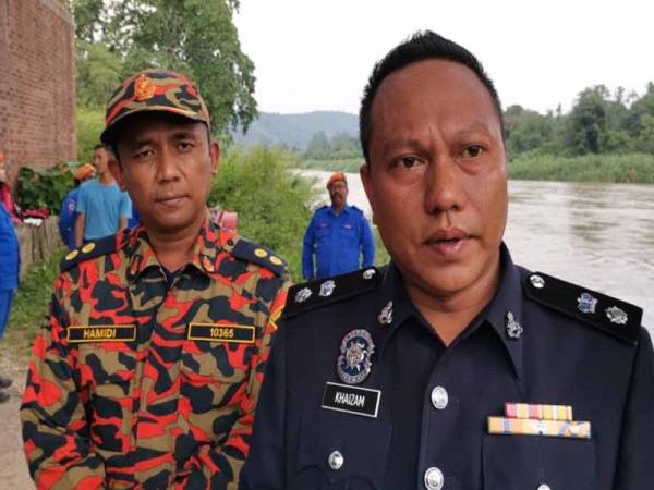 Mohd Khaizam bersama Ketua Balai Bomba dan Penyelamat Sungai Siput, Mohd Hamidi Manas.
