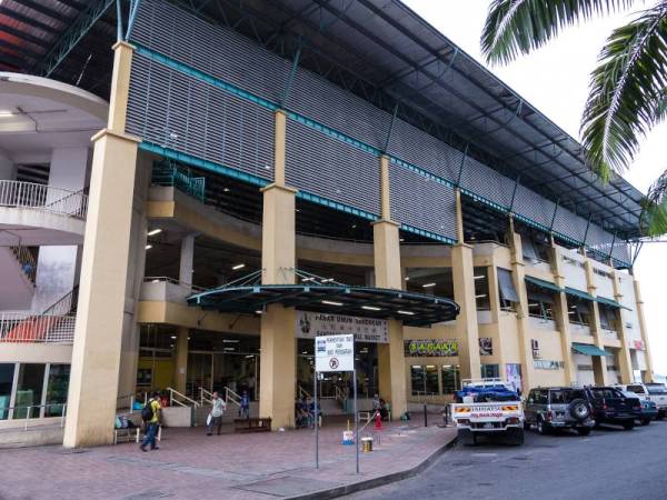 Pasar Umum Sandakan di sini ditutup sementara selama tujuh hari bermula 5 petang hari ini bagi membolehkan kerja sanitasi dan nyahkuman dilakukan susulan kes positif koronavirus (Covid-19) dikesan di pasar itu.