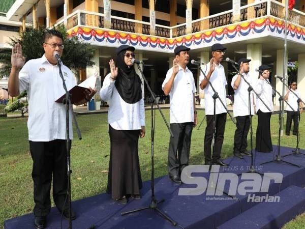 Warga kerja MADA membaca ikrar pada sambutan Jubli Emas di Ibu Pejabat Mada, Alor Setar baru-baru ini.