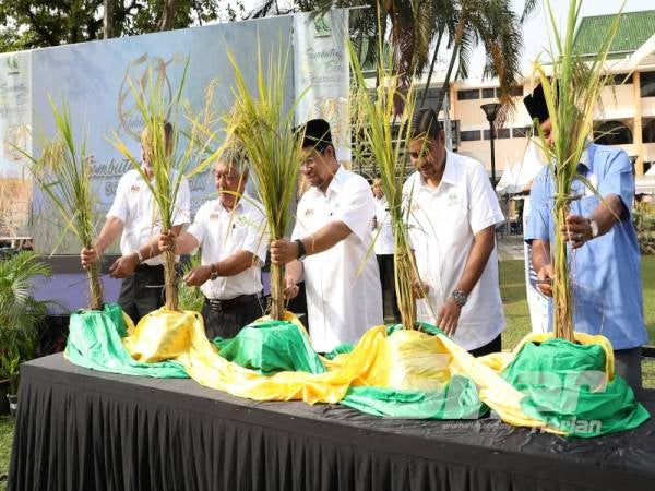 Ahmad Tarmizi (tiga dari kanan) bersama Pengurus Besar MADA, Datuk Fouzi Ali (dua dari kiri) ketika simbolik perasmian Jubli Emas MADA baru-baru ini.