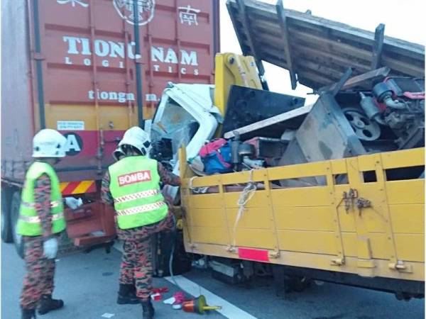 Ketiga-tiga mangsa tersepit di dalam lori dinaiki dan disahkan meninggal dunia di tempat kejadian. - Foto JBPM Johor