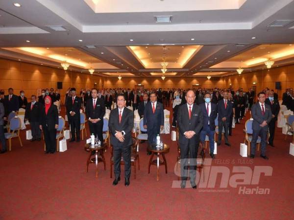 Sulaiman (kiri) pada Majlis Amanat Ketua Menteri Melaka bersama pegawai kanan di MITC hari ini.