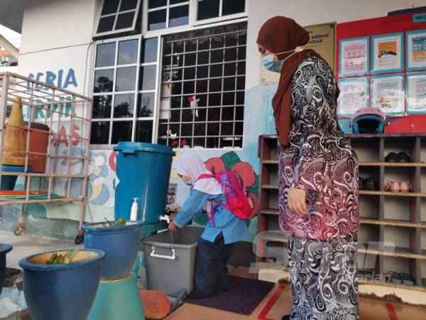 Sebelum masuk ke dalam kelas, murid dikhendaki membasuh tangan terlebih dahulu.