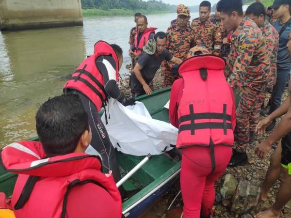Anggota bomba mengangkat mayat mangsa yang berjaya ditemui dalam operasi SAR hari ini. - Foto JBPM Perak