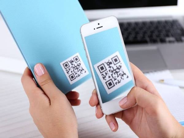 Pengguna yang ingin mengesahkan ketulenan dokumen mahkamah boleh mengimbas kod QR dipaparkan menggunakan peranti elektronik mempunyai fungsi imbasan. - Foto 123RF