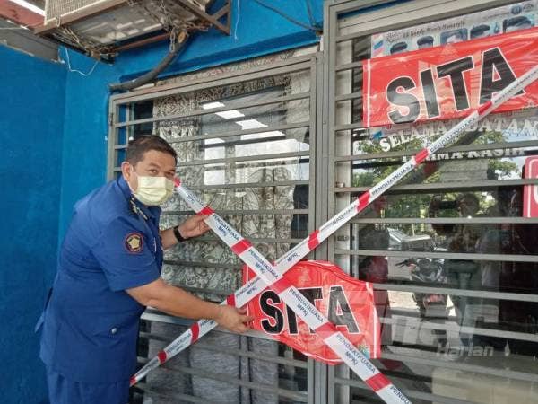 Pengarah Jabatan Penguatkuasaan MPKj Shariman Md Nor menunjukkan salah satu premis yang disita dalam operasi hari ini.