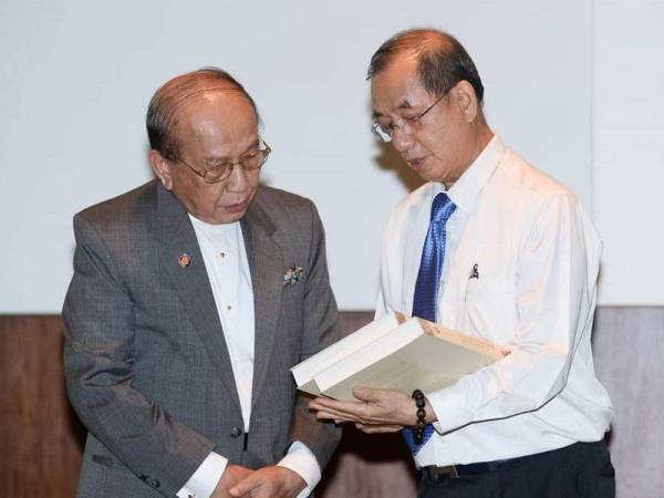 Rais bersama Presiden Pusat Kebudayaan Malaysia, Datuk Goh Hin San (kanan) melihat buku An Illustrated History Of Chinese Painting selepas menyampaikan ucapan pada majlis di Kuala Lumpur hari ini. - Foto: ROSLI TALIB