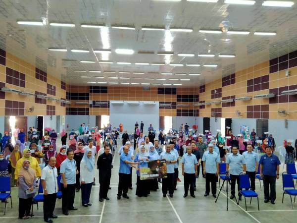 Muhammad Sanusi ketika melancarkan Program KIDA Fasa Kedua di Dewan Seri Serdang, Bandar Baharu semalam.