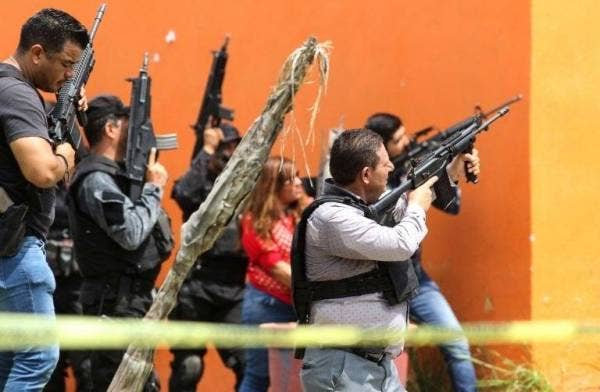 Gambar fail menunjukkan anggota-anggota polis mengambil kedudukan dalam operasi penggeledahan rumah di Tlajomulco de Zuniga, Jalisco, Mexico pada 21 Jun 2019. - Foto AFP