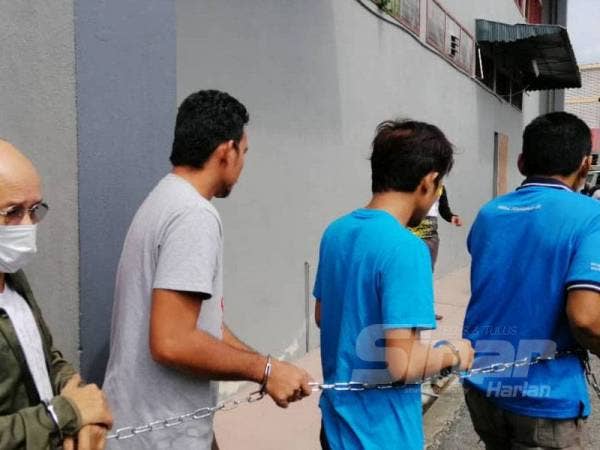 11 individu didakwa di Mahkamah Sesyen Teluk Intan hari ini atas pertuduhan menganggotai kumpulan jenayah terancang.