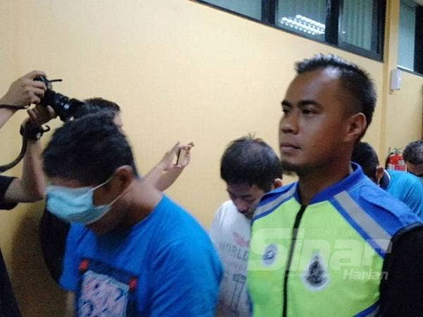 Halim bersama 10 lagi ahli kumpulannya didakwa di Mahkamah Sesyen Teluk Intan hari ini atas pertuduhan menganggotai kumpulan jenayah terancang.