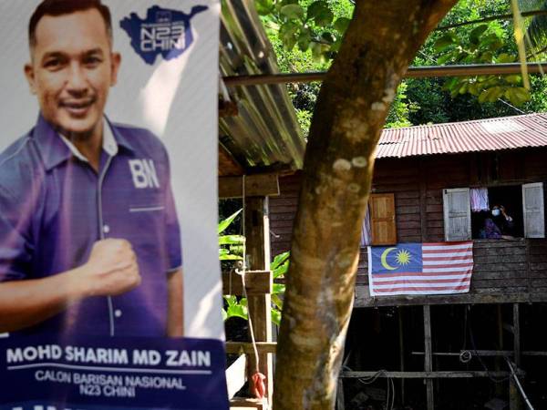 Poster calon Barisan Nasional (BN) Mohd Sharim Md Zin dipasang di setiap pelusuk kampung ketika kempen bagi Pilihan Raya Kecil (PRK) Dewan Undangan Negeri (DUN) Chini.