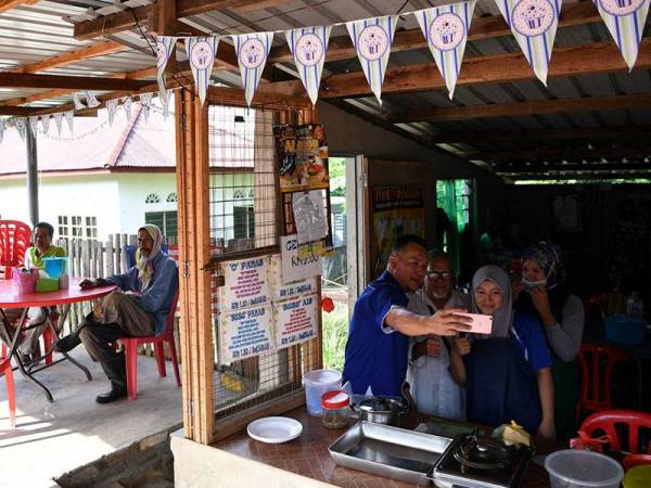 Calon Barisan Nasional (BN) Mohd Sharim Md Zain melayan penduduk ketika Ziarah Kasih pengundi Felda Chini Timur Satu, dalam kempen Pilihan Raya Kecil (PRK) Dewan Undangan Negeri (DUN) Chini N.23 hari ini.