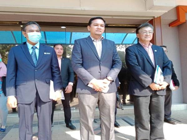 Mohd Zulkurnain (tengah) semasa tiba di pekarangan Mahkamah Municipal Subang Jaya di SS15 di sini hari ini.